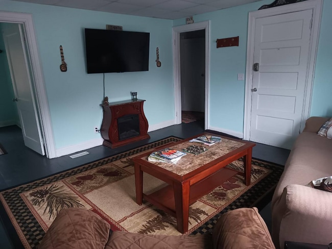 Photo - 305 Maywood Ave W