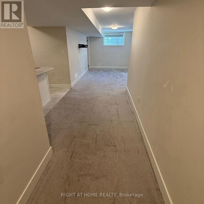 Photo - 961 Deveron Crescent