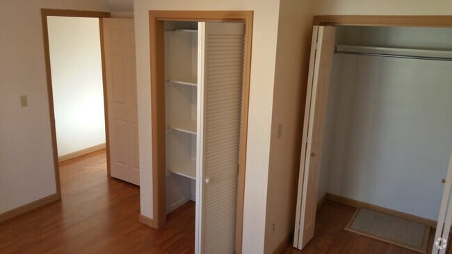 Building Photo - 404 W 4th St Rental