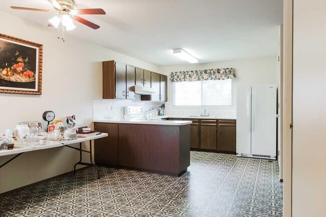 Photo - 9836-9881 AvenueKey 32