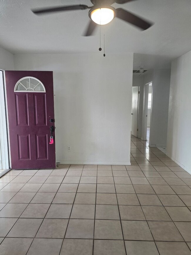 Building Photo - 3 bedroom 1 bath Rental