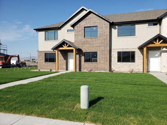 Brand New Springville Townhome - Brand New Springville Townhome