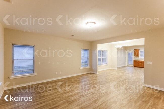 Photo - 611 White Oak Cir