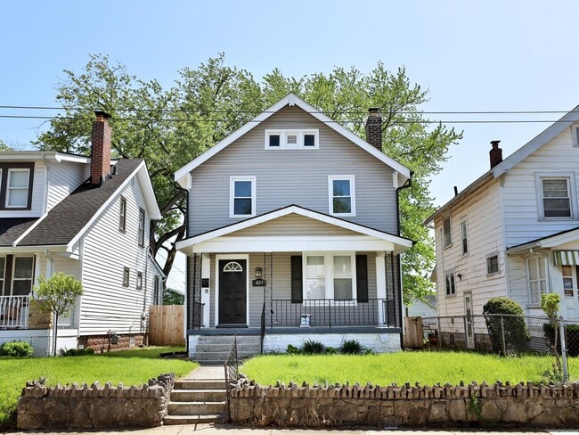 Building Photo - 825 Reinhard Ave