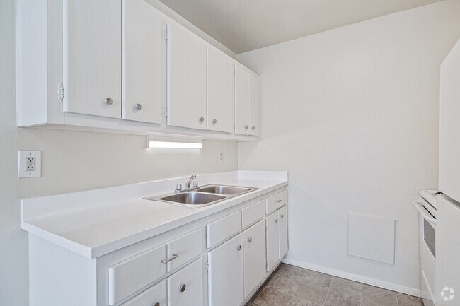 2BR, 1BA - 867SF - Kitchen