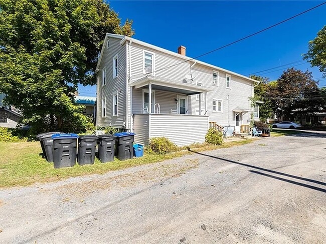 Building Photo - 74 Pleasant St Unit 2 Bed 1 Bath Apartment