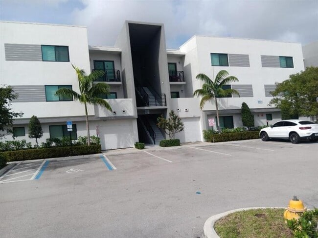 Building Photo - 3050 NW 68th St Unit 2205