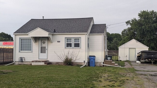 Building Photo - 2 bedroom available in Evansdale
