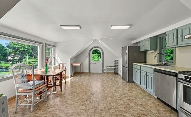 723 Riverbank Rd
