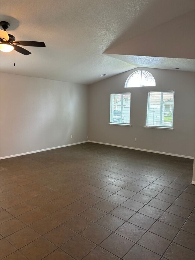 Photo - 3 B/D 2 BA HOME WITH AN OFFICE IN YUBA CITY AVAILABLE NOW!