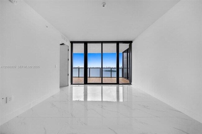 Photo - 700 NE 24th St Unidad 1706