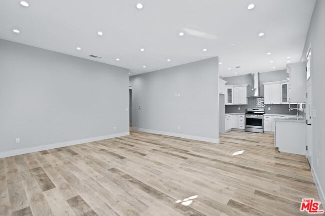 Photo - 13550 Hamlin St