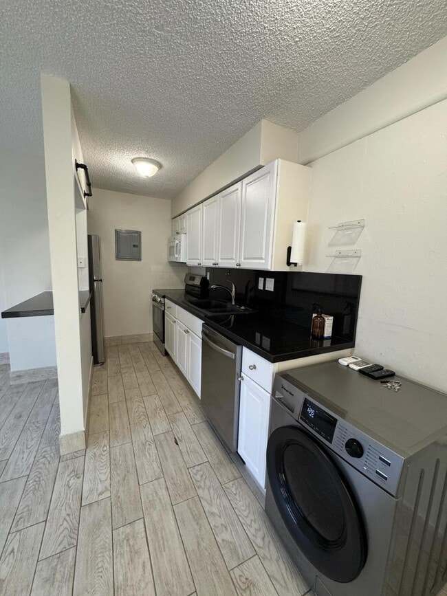 Building Photo - 340 SW 16th Ct Unit 1