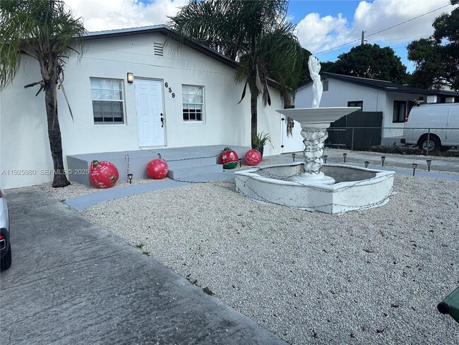 Photo - 659 E 19th St