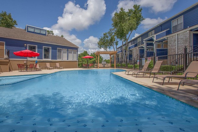 Resort Style Pool - Shor on Clear Lake Apartments