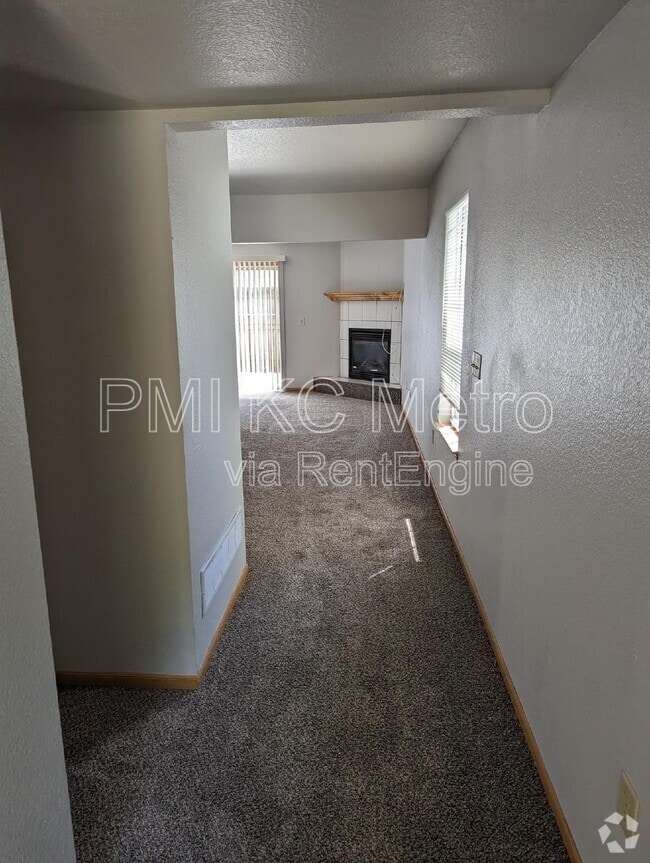 Building Photo - 530 NE Churchill St Rental