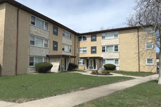 Building Photo - 8300 W Forest Preserve Dr Unit 3S