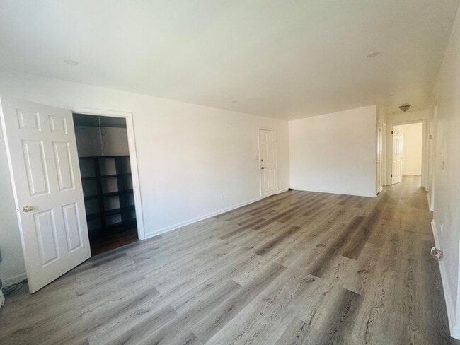 Building Photo - 121 Mallory Ave Unit 3