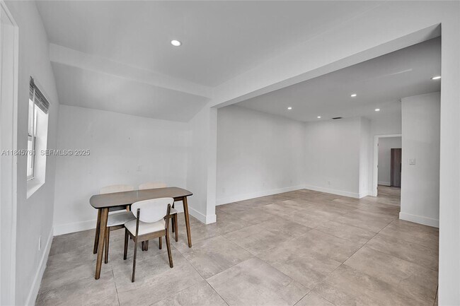 Photo - 21 NE 48th St Unidad 21