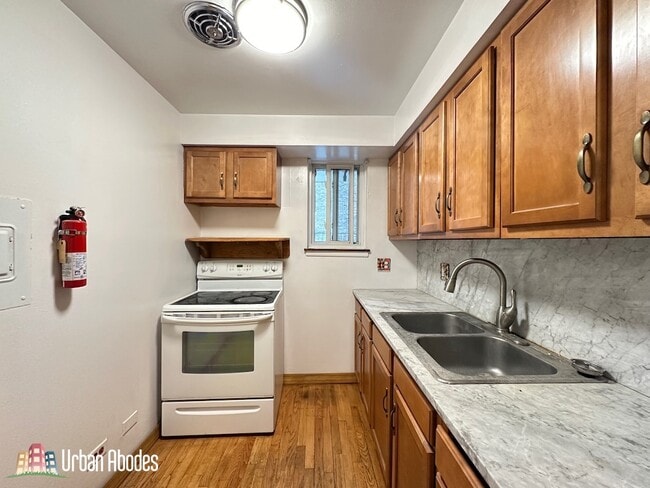 Photo - 3812 N Pine Grove Ave Unit M01B