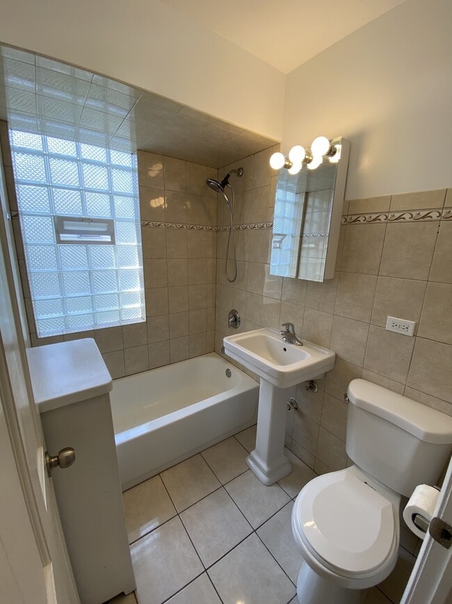 Building Photo - 3638 W Cornelia Ave Unit #1