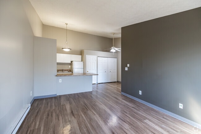 1BR, 1BA - 650SF - Living Room - Abbington Village Apartments