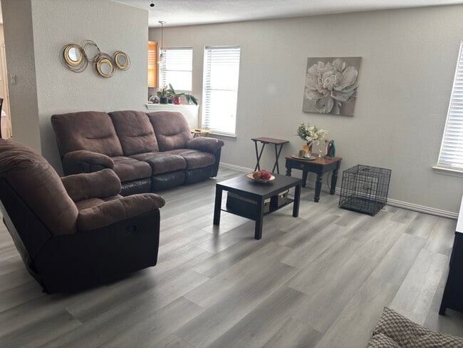 Photo - 1103 Travis Cir