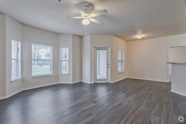 2BR, 2BA - 1075 SF B2R - Living/Dining Area