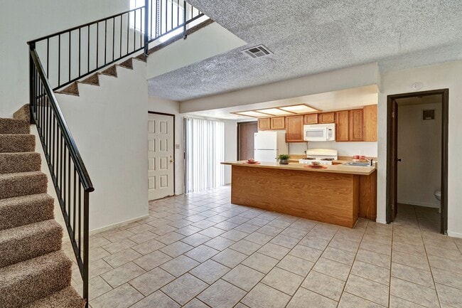 Sala de estar y comedor de Avanti Townhomes - Avanti Townhomes