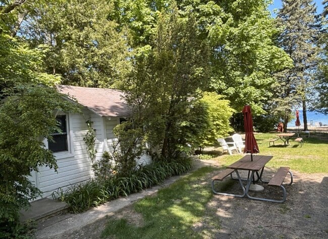 Building Photo - 853 E Front St Unit cottage 2