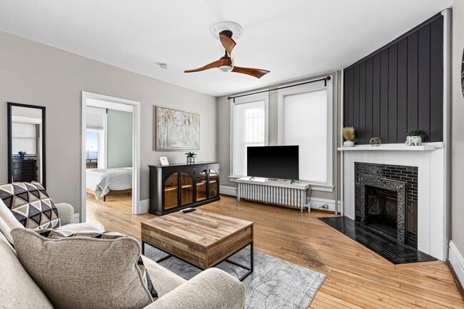 Building Photo - 209 E 3rd St Unit 209 Lower Rental