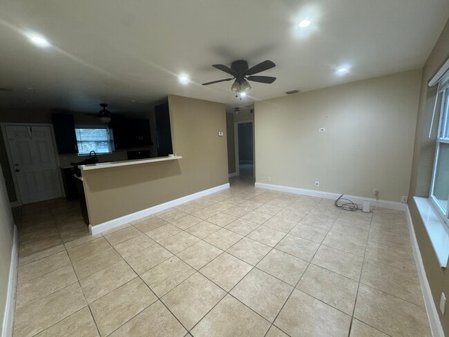 Photo - 401 SW 10th Ter