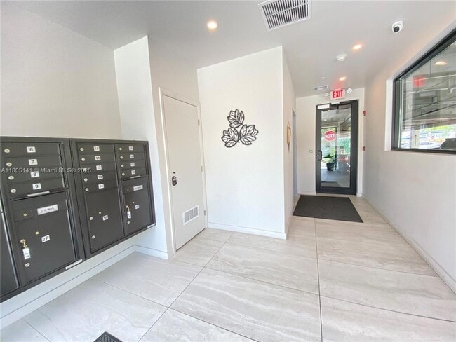 Photo - 1950 Fletcher St Unidad 205