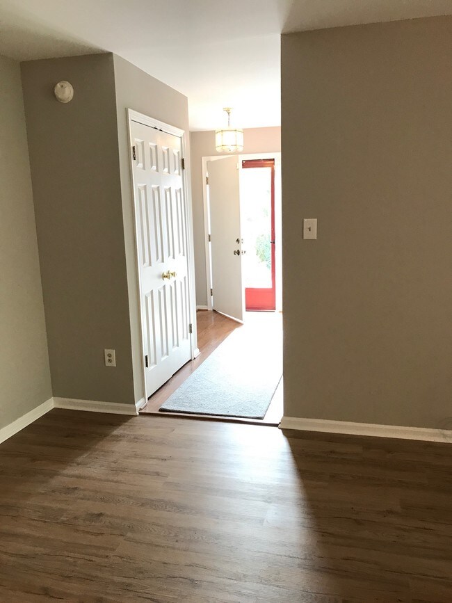 Entry Hall Way Closet - 1501 Mountainview Dr Unidad 1501