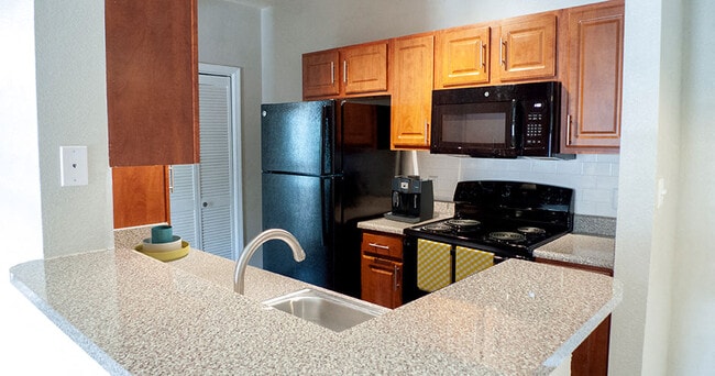 Cocina renovada en los apartamentos Woodland, Boerne, Texas - The Woodland Apartments