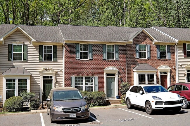 Building Photo - Pet-Friendly Townhome Convenient to UVA & Downtown