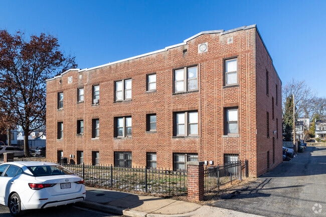 2020 Shepherd St NE