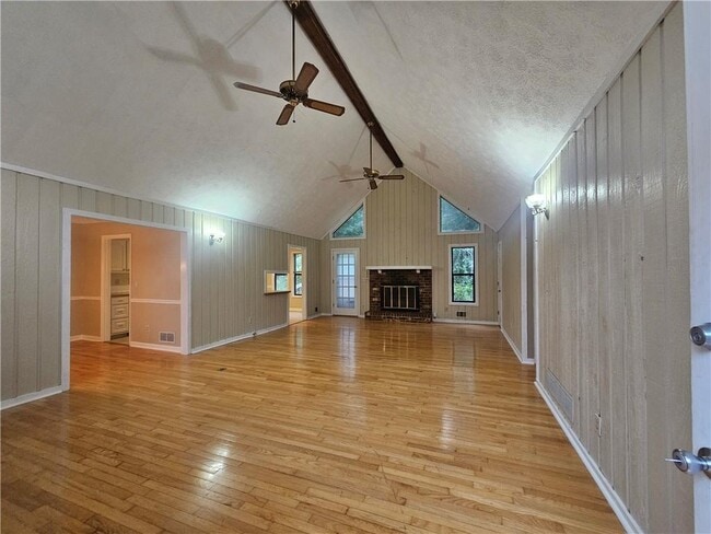 Photo - 395 Monivea Ln