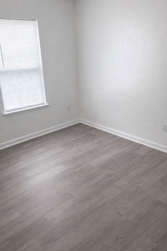 Photo - 2221 Timberwood Cir N