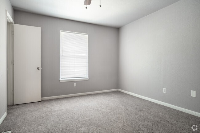 2BR, 1BA - 998SF