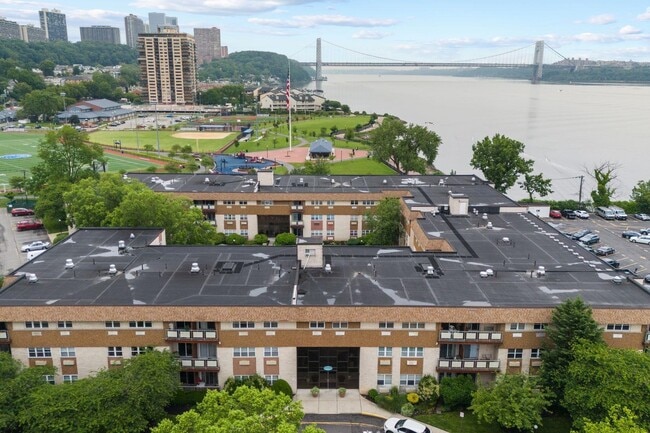 Building Photo - 1111 River Rd Unit F26