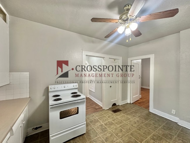 Building Photo - College Ave Triplex Unit B- Downstairs