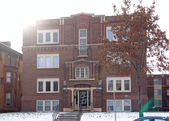 610 Summit Ave - 610 Summit Apartments