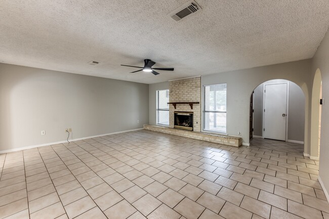 Photo - 1914 Rosewood Ln