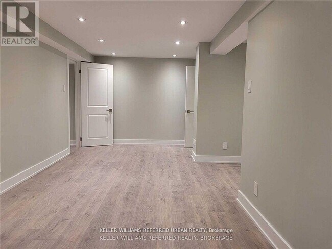 Photo - 920 Stonehaven Ave