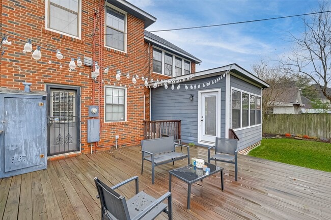 Photo - 2412 Oakdale St