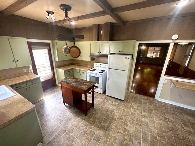 Photo - 3 bed 1 bath, Month to Month in the middle of it all