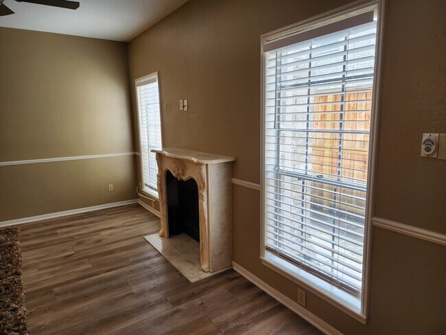 LIVING ARA - 4001 Tanglewilde St Unit Tanglewilde St