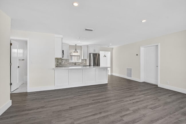 Photo - 954 SE 7th St