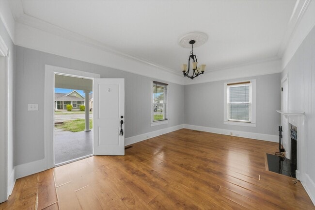 Photo - 401 E Oak Hill Ave